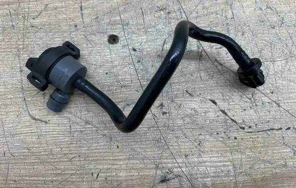 BMW 6 F06 Gran coupe Breather/breather pipe/hose 7636149