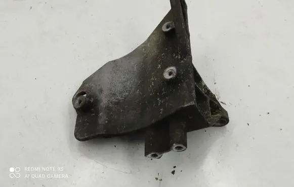 Subaru Legacy Engine mounting bracket