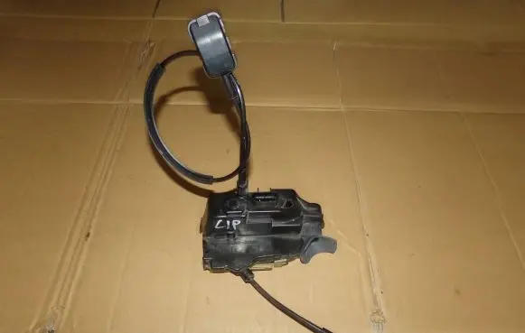 Nissan Primera Front door lock