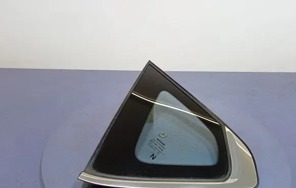 Nissan Pulsar Rear side window