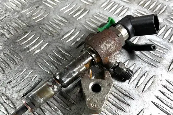 Volvo V40 Fuel injector 9802448680