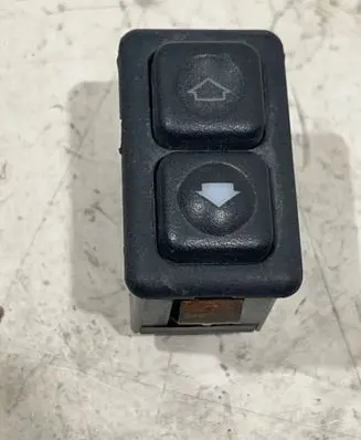 BMW 5 E28 Electric window control switch 1377905 03831820 A6131