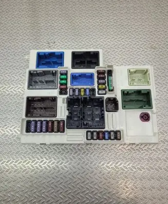 Peugeot 308 Fuse module 9857038280