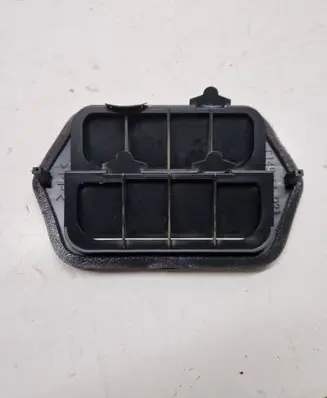 Quarter panel pressure vent