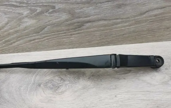 Toyota Prius+ (ZVW40) Front wiper blade arm I8262 2299