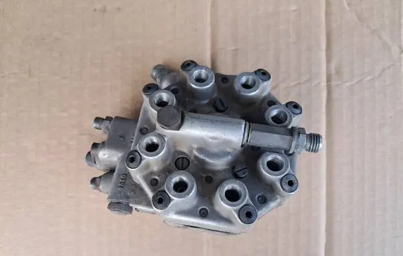 Mercedes-Benz SL R107 Fuel distributor 0438100111