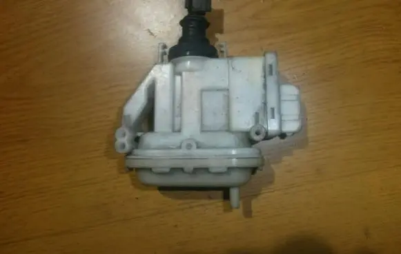 Volkswagen PASSAT B4 Central locking vacuum pump 357862153f