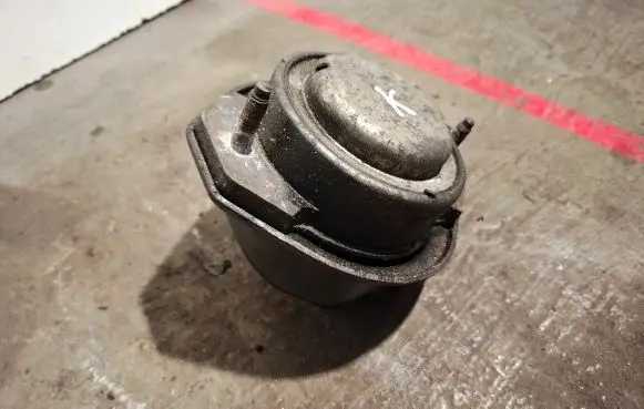 BMW 7 E65 E66 Engine mount bracket HL9530