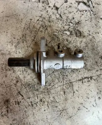 Lexus GS 250 350 300H 450H Master brake cylinder G7369