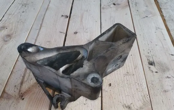 Volvo XC90 Engine mounting bracket 8684381