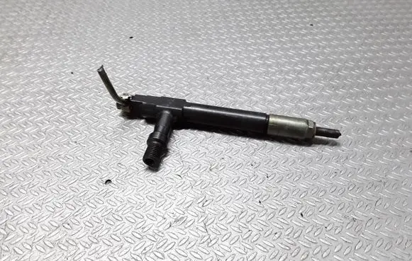 Mazda 626 Fuel injector D7390
