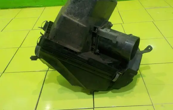 Nissan X-Trail T30 Air filter box 226807S000 13AB109