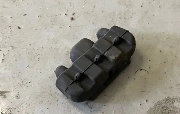 BMW 5 E60 E61 Radiator mount bracket 7530984
