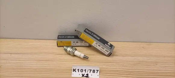 Renault Clio II Spark plug 7700733422