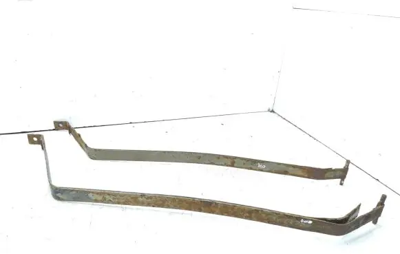 Fuel tank mounting bracket
