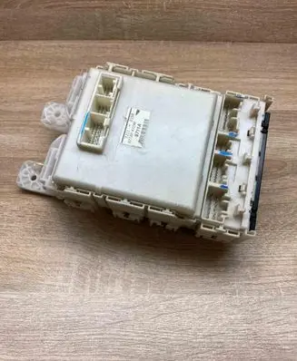 Toyota Prius (XW20) Fuse module 8273047290 Used
