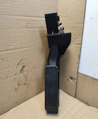 Mercedes-Benz C W203 Accelerator throttle pedal A2113010001