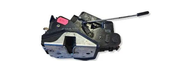 BMW 3 E46 Front door lock 8206408