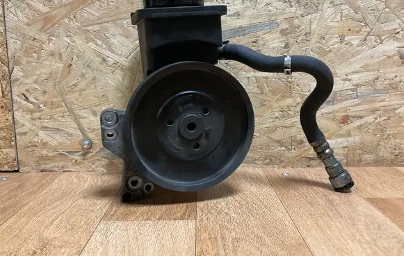 BMW 5 E39 Power steering pump 1928100271