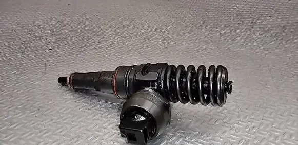 Volkswagen PASSAT B5.5 Fuel injector 038130073AJ