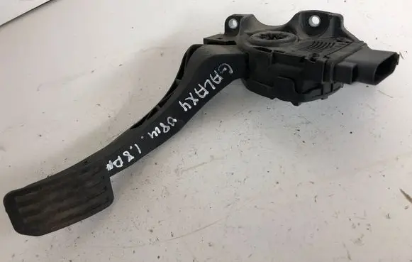 Accelerator throttle pedal