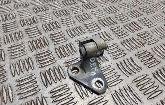 Volkswagen Golf V Front door upper hinge