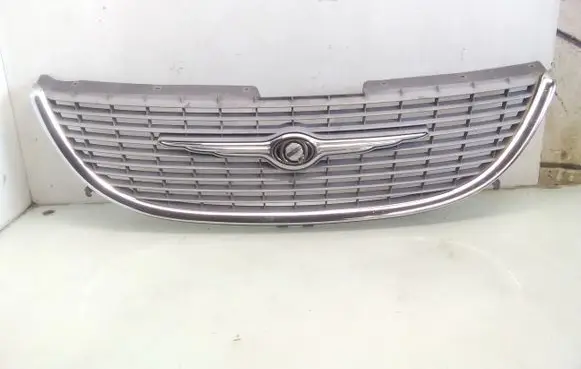 Chrysler Voyager Front bumper upper radiator grill