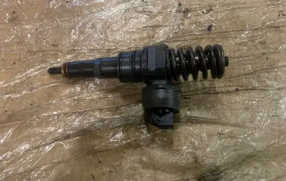 Volkswagen PASSAT B6 Fuel injector 038130073AG