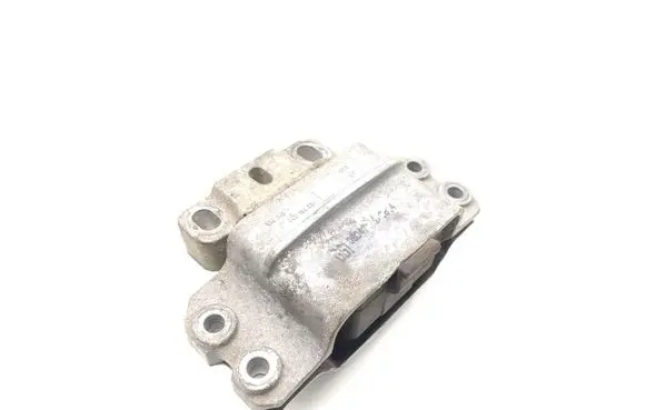 Volkswagen PASSAT B6 Engine mount bracket 3C0199555P