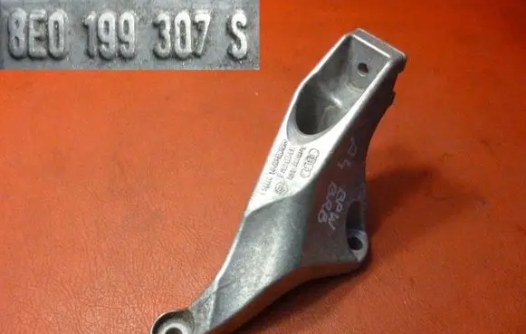 Audi A3 S3 8P Engine mounting bracket 8E0199307S