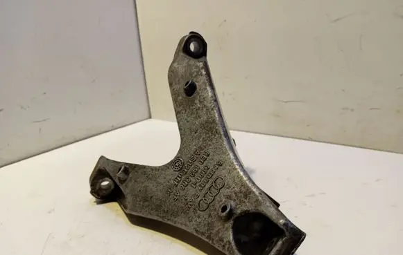 Audi A4 S4 B7 8E 8H Engine mounting bracket 8E0199308