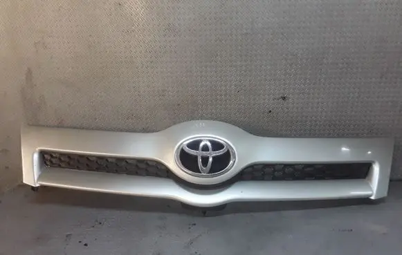 Toyota Corolla Verso AR10 Front bumper upper radiator grill 531110F020