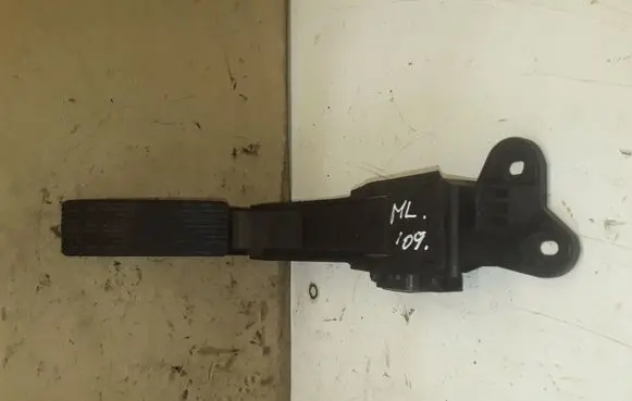 Mercedes-Benz ML W164 Accelerator throttle pedal A1643000104