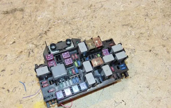 Subaru Legacy Fuse module MB102802B