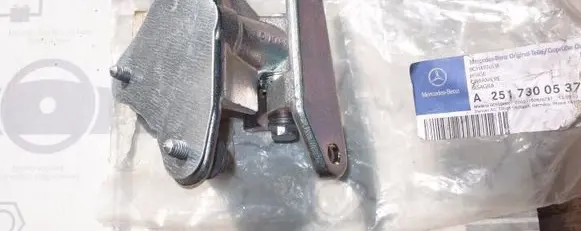 Mercedes-Benz ML W164 Rear door lower hinge A2517300537