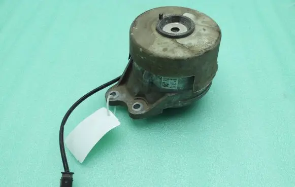 Mercedes-Benz GLC X253 C253 Engine mount bracket A2532400800