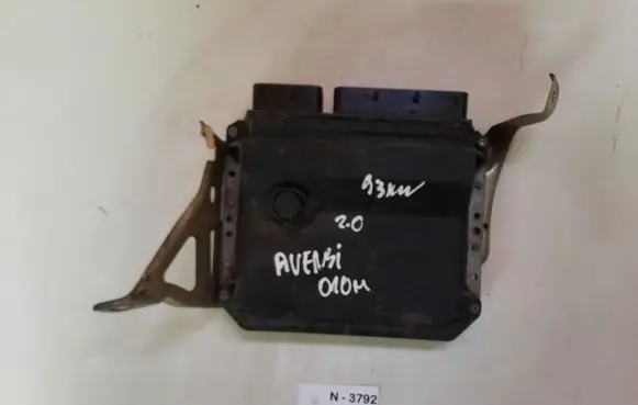 Toyota Avensis T270 Engine control unit/module 8966105D01