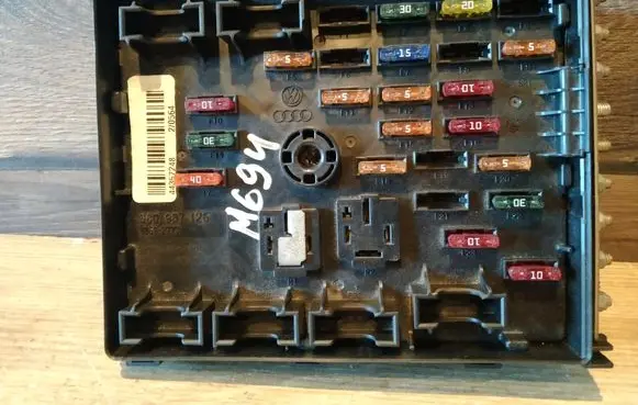 Volkswagen PASSAT B6 Fuse module
