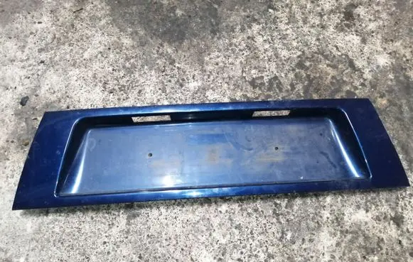 Trunk door license plate light bar