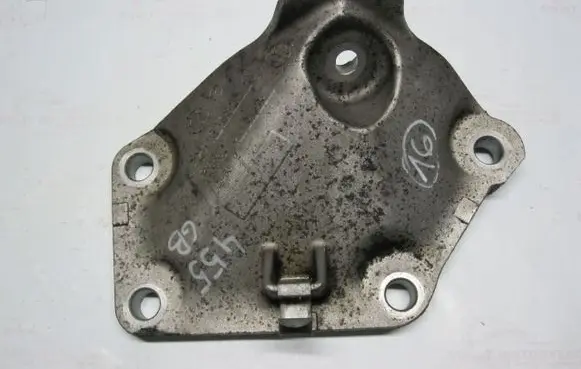 BMW 5 E60 E61 Engine mounting bracket 6768521