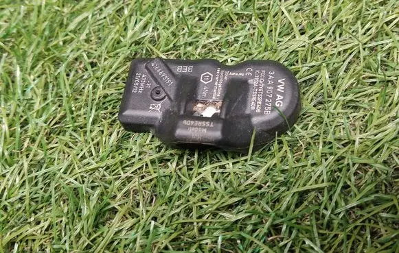 Volkswagen PASSAT B7 Tire pressure sensor 3AA907275B