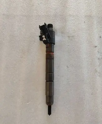 Volvo V40 Fuel injector 31303238