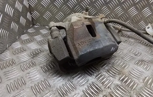 Toyota Prius+ (ZVW40) Front brake caliper