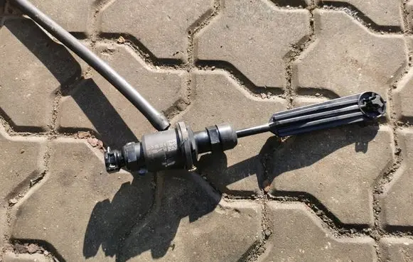 Renault Laguna III Clutch slave cylinder 306100009R 2502310