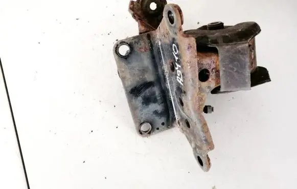 Nissan X-Trail T30 Engine mount bracket