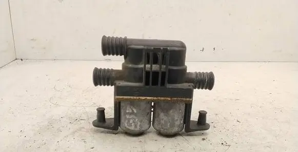 BMW 5 E39 Coolant heater control valve 8374995 1147412137
