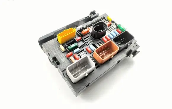 Peugeot 308 Fuse module 9664706280