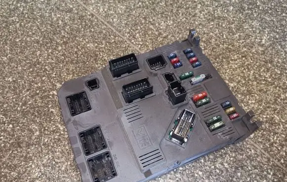 Peugeot 206 Fuse module 9645747480