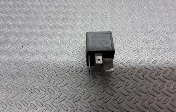 Volkswagen PASSAT B5 Other relay 8D0951253