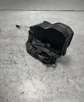 BMW 1 E81 E87 Front door lock 7167074